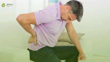 Мужчина держится за поясницу